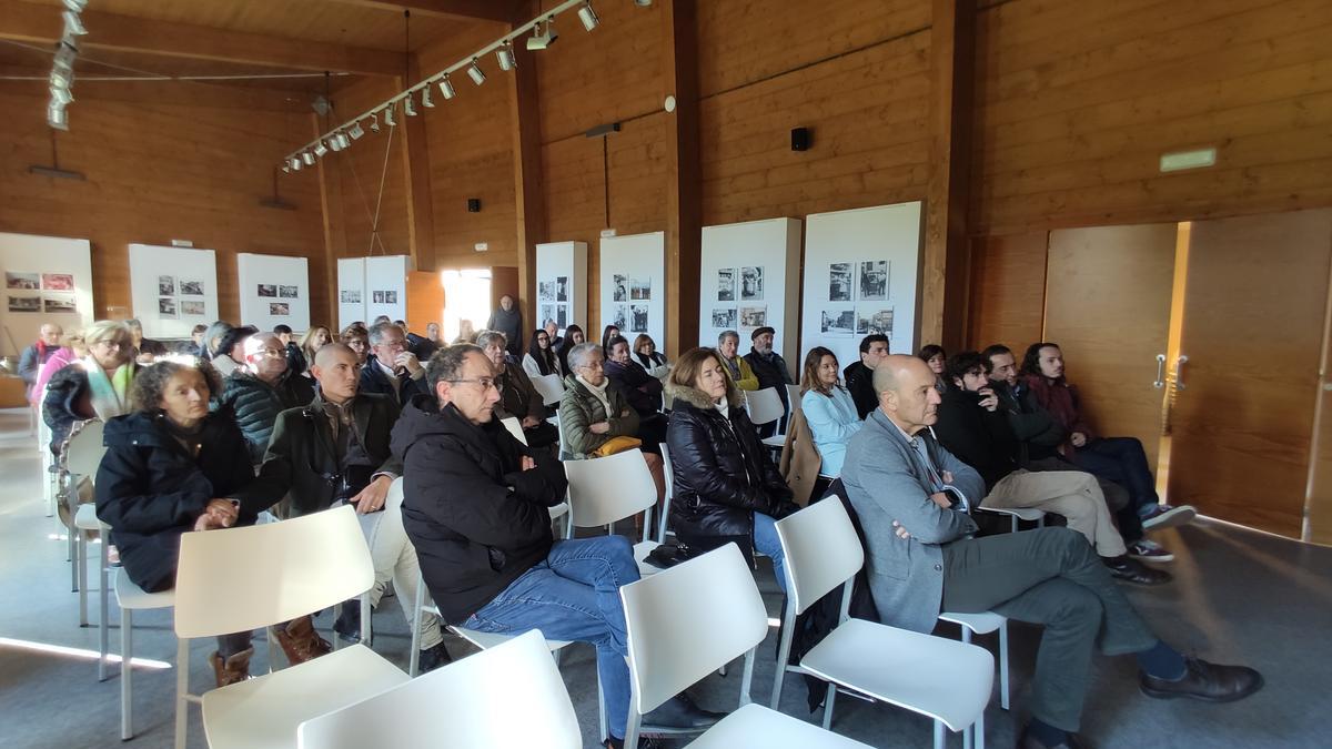 El público asistente al encuentro de análisis del proyecto &quot;Aldea 0&quot; en el Museo Etnográfico del Oriente de Asturias.