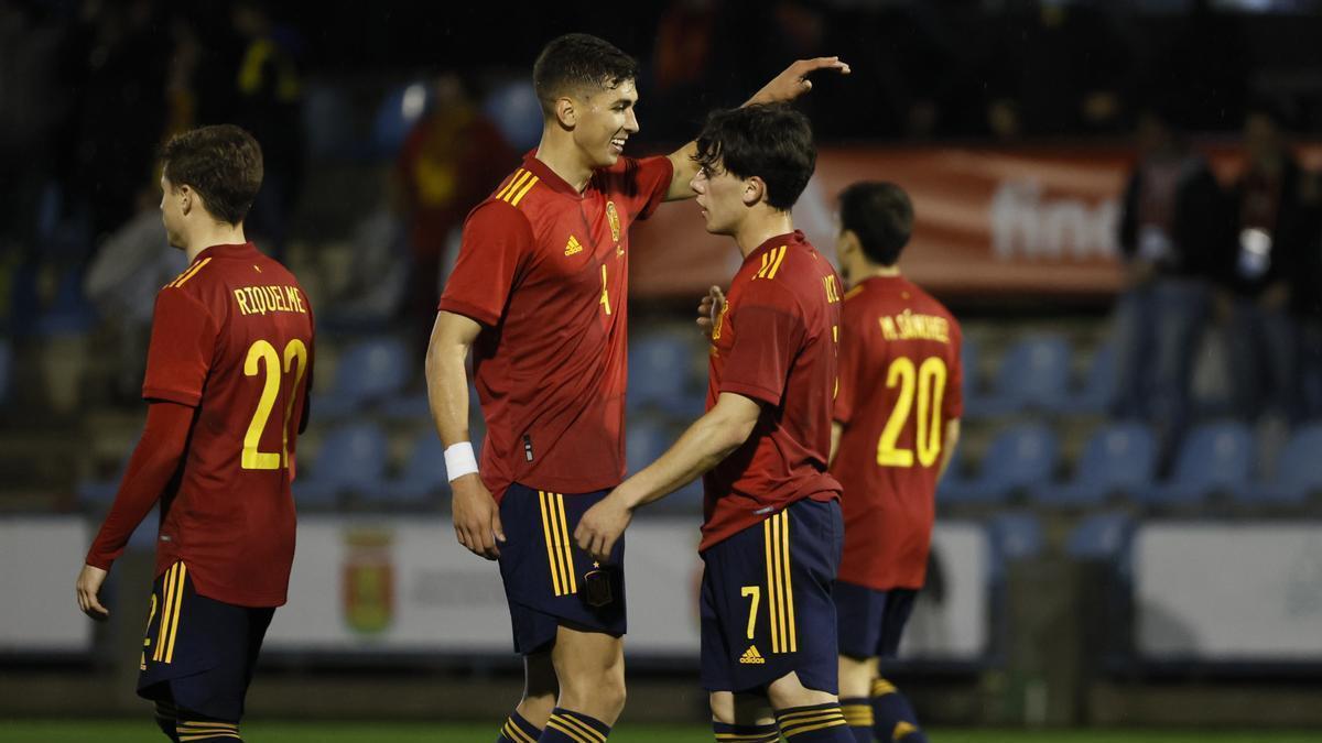 Raúl Torrente celebra con Lobete uno de los goles del partido