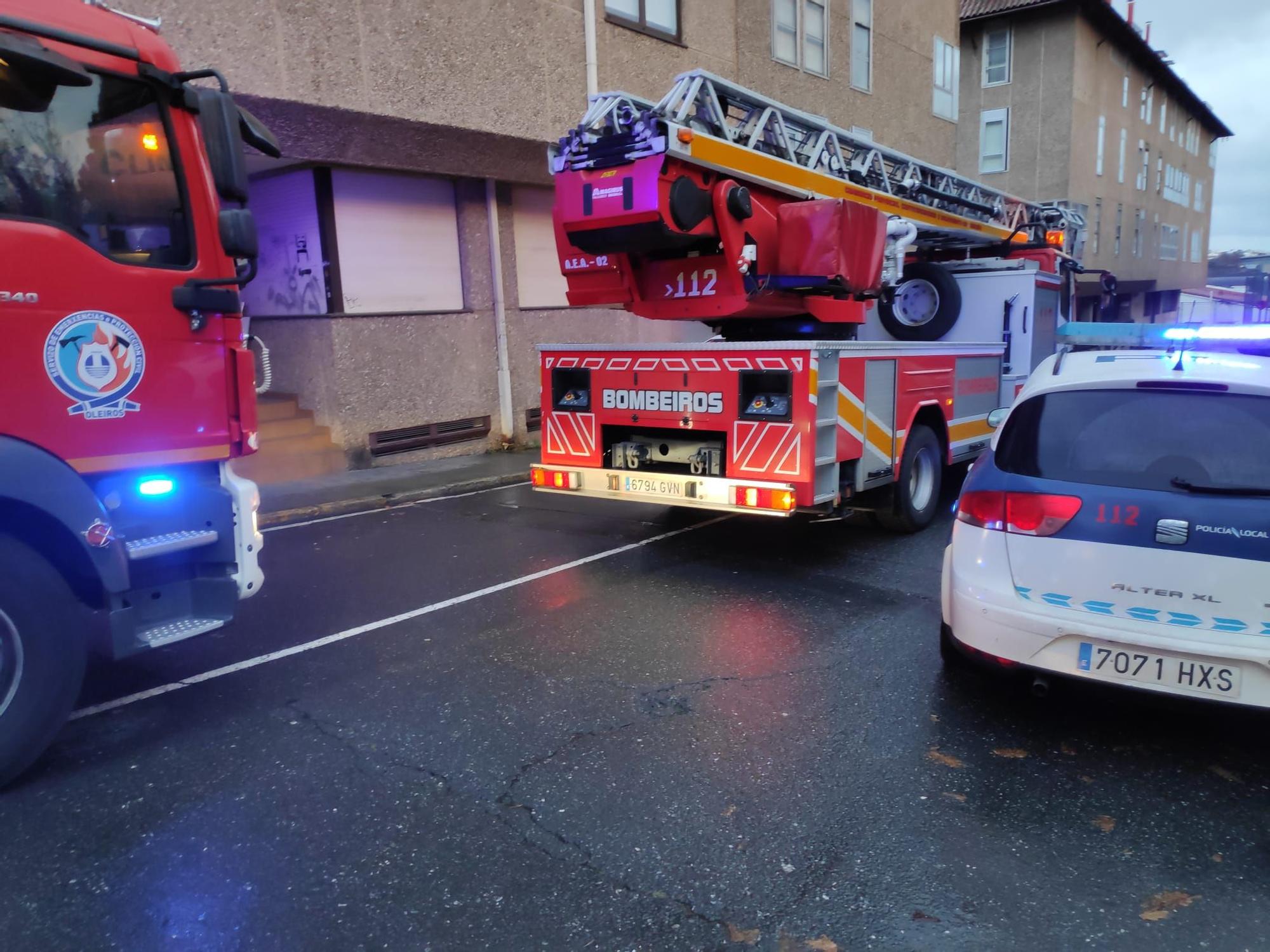 Un incendio obliga a desalojar por completo un edificio de cuatro plantas en Oleiros