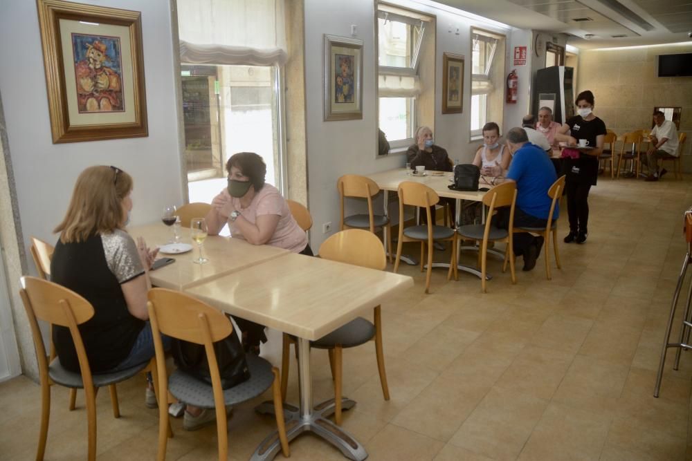 La vida vuelve al interior de los bares