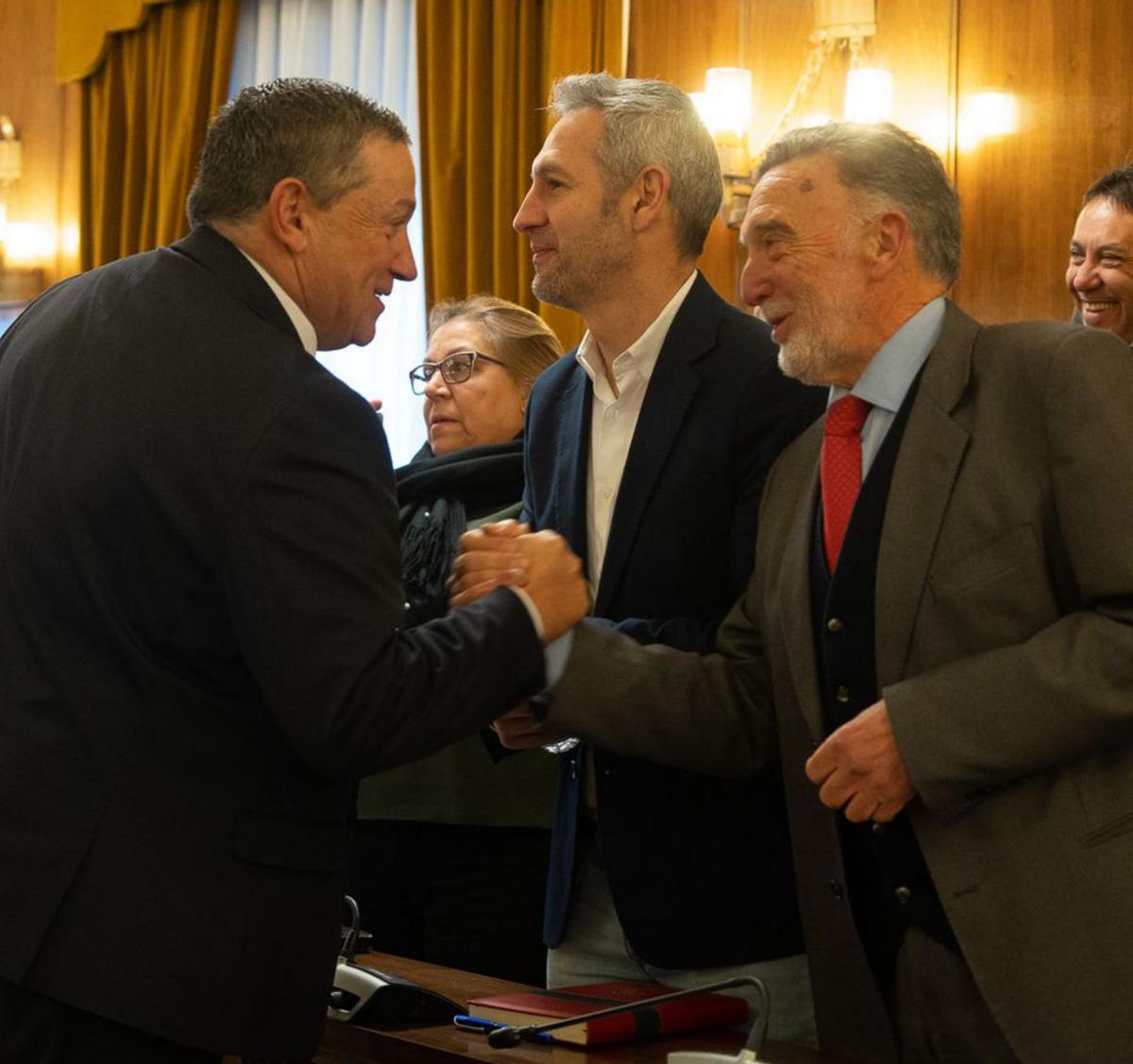 El presidente Javier Faúndez saluda al socialista Miguel Alejo. | J. L. F.