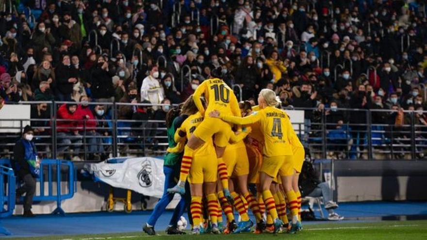 Las jugadoras del Barça celebrando el gol de Pina contra el Madrid.