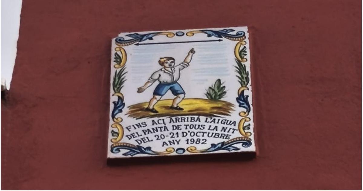 Retablo cerámico a gran altura que señala el nivel que alcanzó el agua en la calle León Matoses Falcó en octubre de 1982.