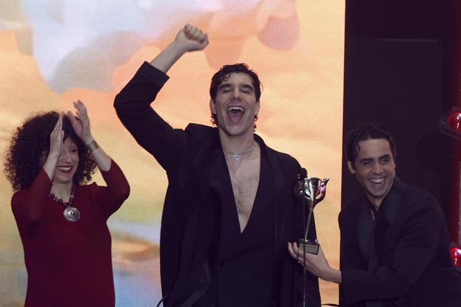 Javier Calvo (c), Javier Ambrossi y Carmen Jim�nez reciben el Feroz Dama a mejor gui�n de una serie por su trabajo en La Mes�as.jpg