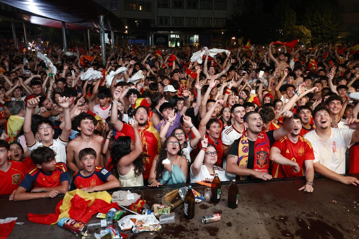 Los compostelanos vibran con La Roja