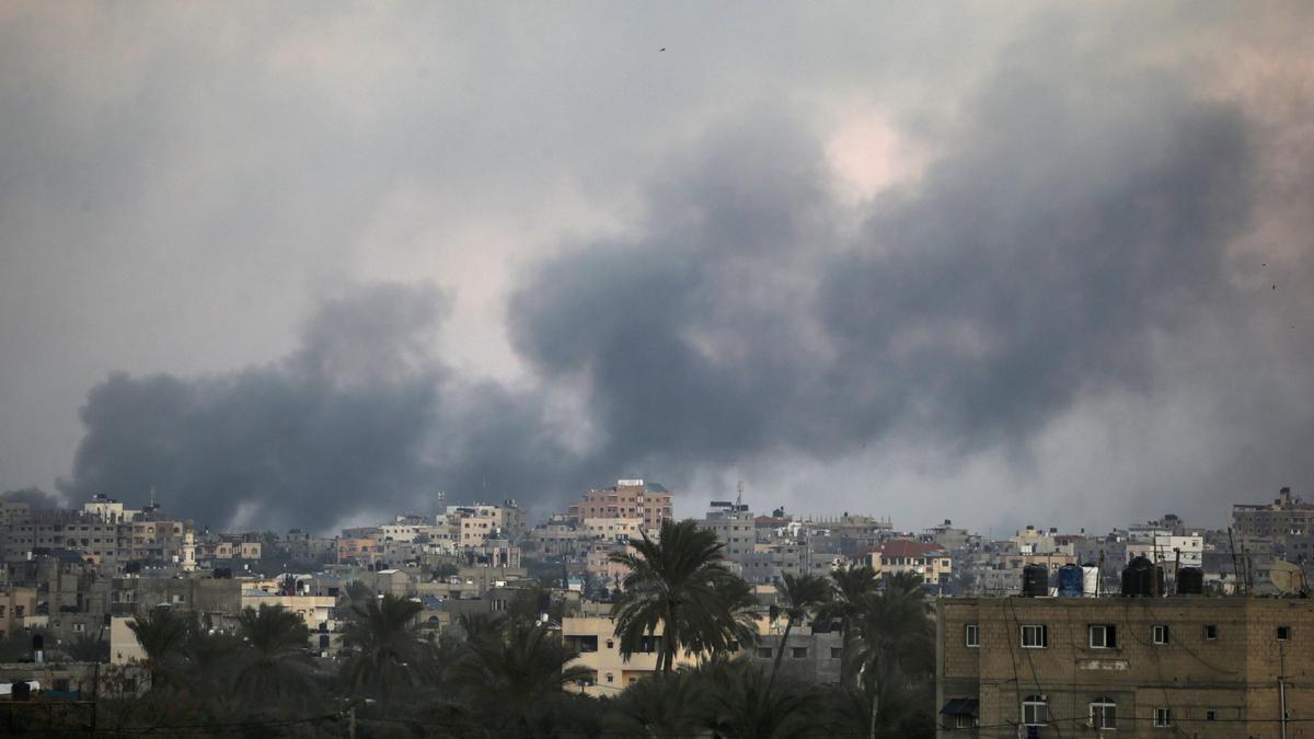 Una columna de humo durante un bombardeo israelí en la Franja de Gaza.