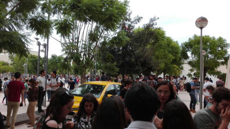 &quot;Un policía nos gritaba ¡Fuera, fuera, todos fuera!&quot;