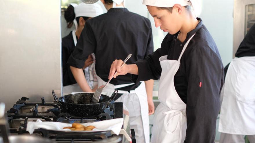 Alumnos de prácticas de cocina en FP