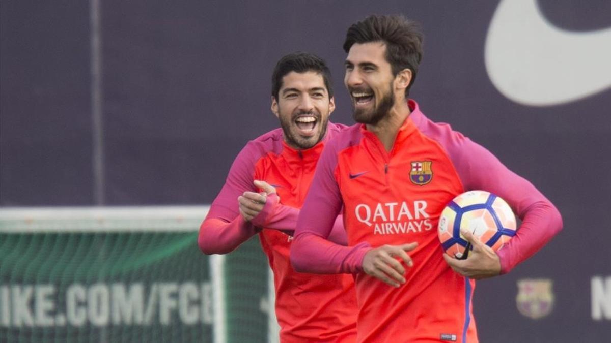 Suárez y André Gomes, en un entrenamiento en la ciudad deportiva del Barça.