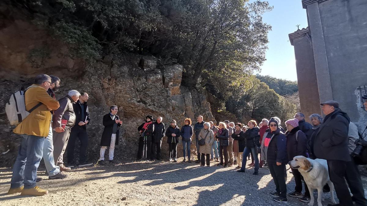 Xavier Febrés amb l'editor Àngel Madrià, el conservador Miquel Serrano i el director del Mume, Miquel Aguirre, durant la presentació del llibre, a la mina Canta de La Vajol.