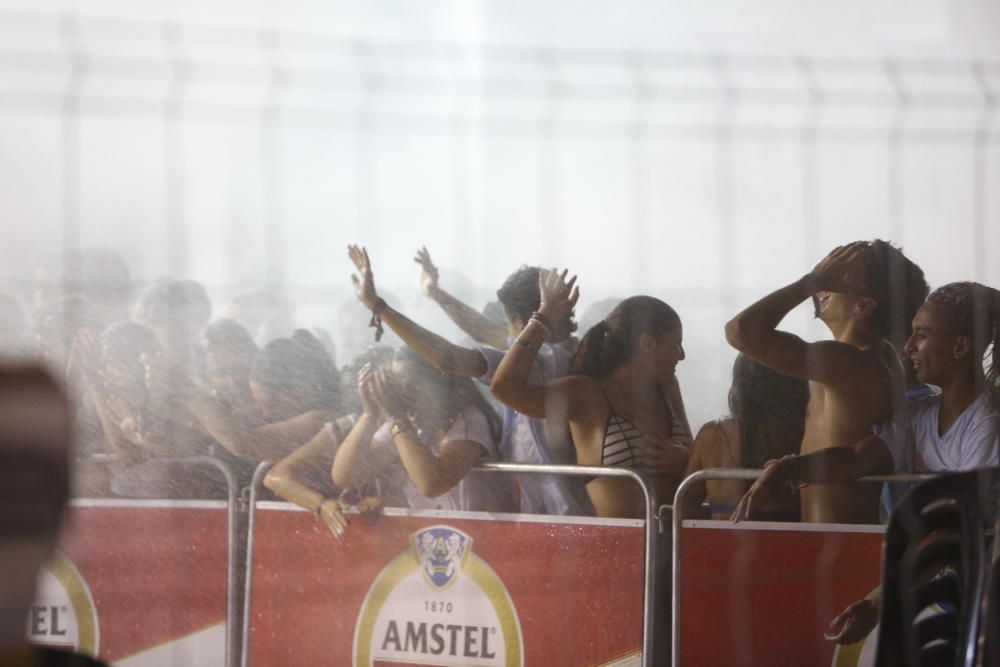 Cientos de personas participan en el primer Día del Orgullo en un acto festivo y reivindicativo de la diversidad sexual.