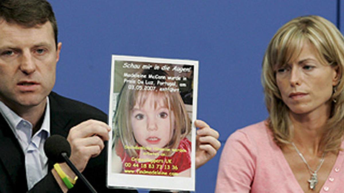 Gerry y Kate McCann, con una foto de Madeleine, en el 2007..