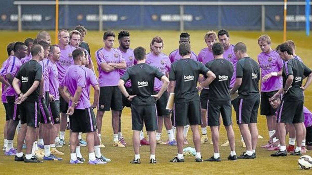 Luis Enrique , de espaldas, habla a la plantilla en uno de los entrenamientos.