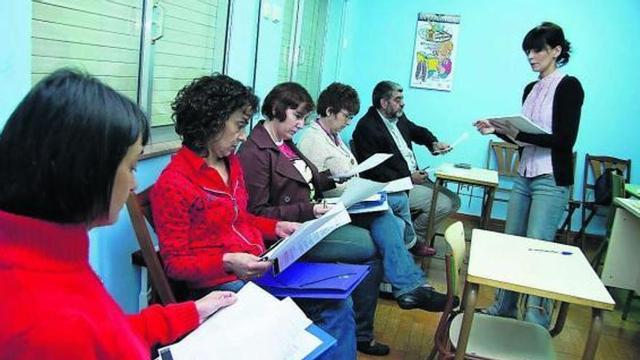 Padres en una de las reuniones organizadas por la asociación Anhipa.