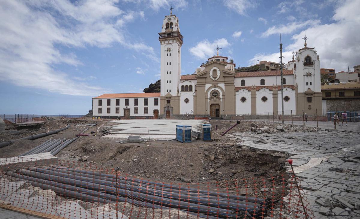 Aspecto de la plaza de la Patrona de Canarias, en Candelaria, ayer. | ARTURO JIMÉNEZ