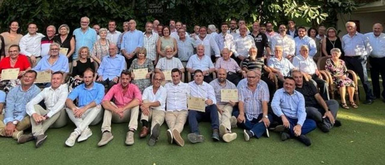 Foto de familia de la comida de hermandad que tuvo lugar el pasado sábado para celebrar el medio siglo fallero. | ALBA BOIX