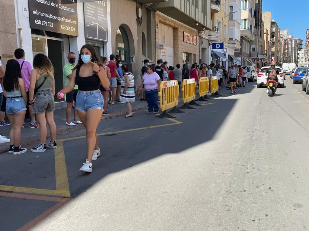 Largas colas en Burriana para conseguir una entrada para los toros