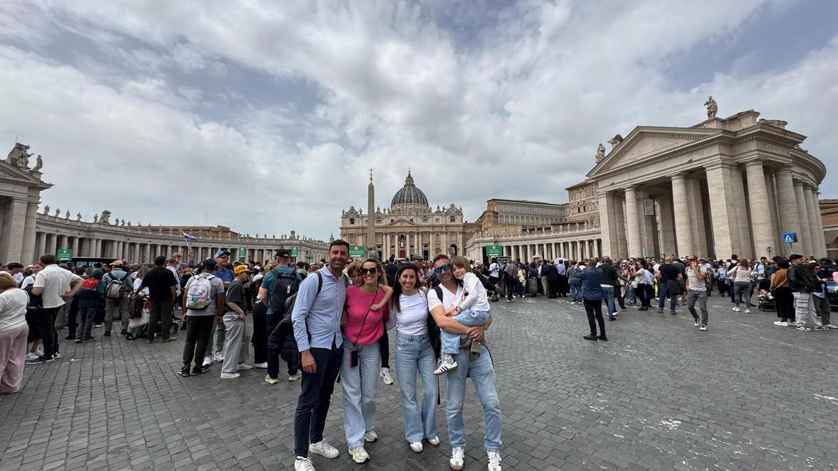 Víctor, junto a su familia y unos amigos, posan este domingo en la plaza de San Pedro en el Vaticano.