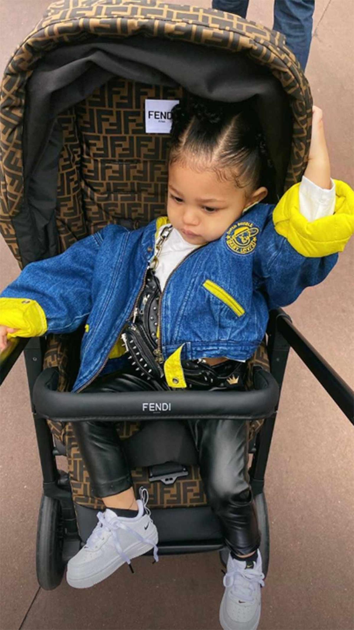 Stormi durante un viaje a Disneyland