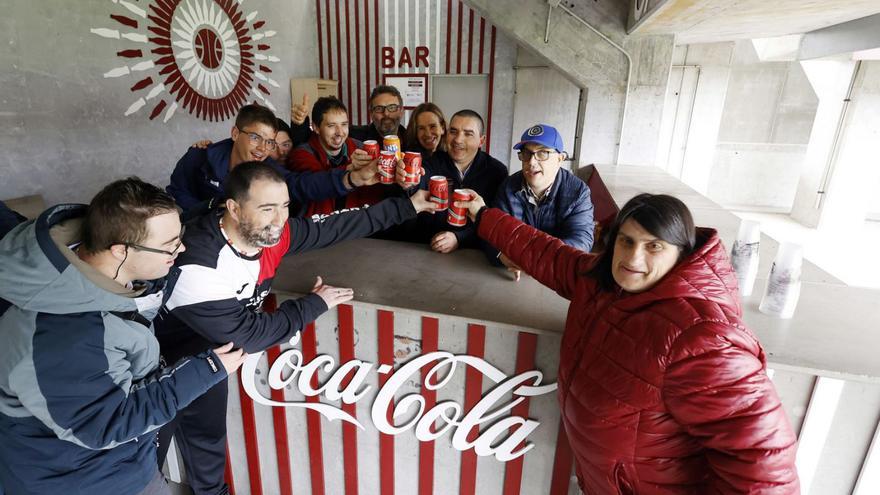 La nueva cantina de Fondo Norte, con los miembros de la Asociación Juan XXIII que la rediseñaron. |  / G.S.