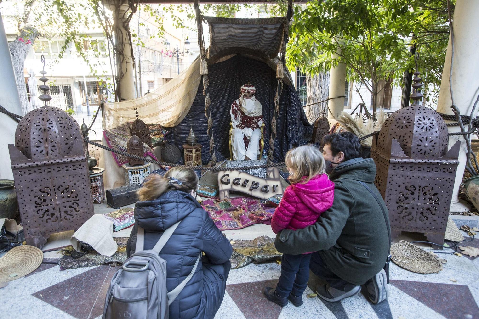 Campamento de los mensajeros reales en la plaza de Gabriel Miró