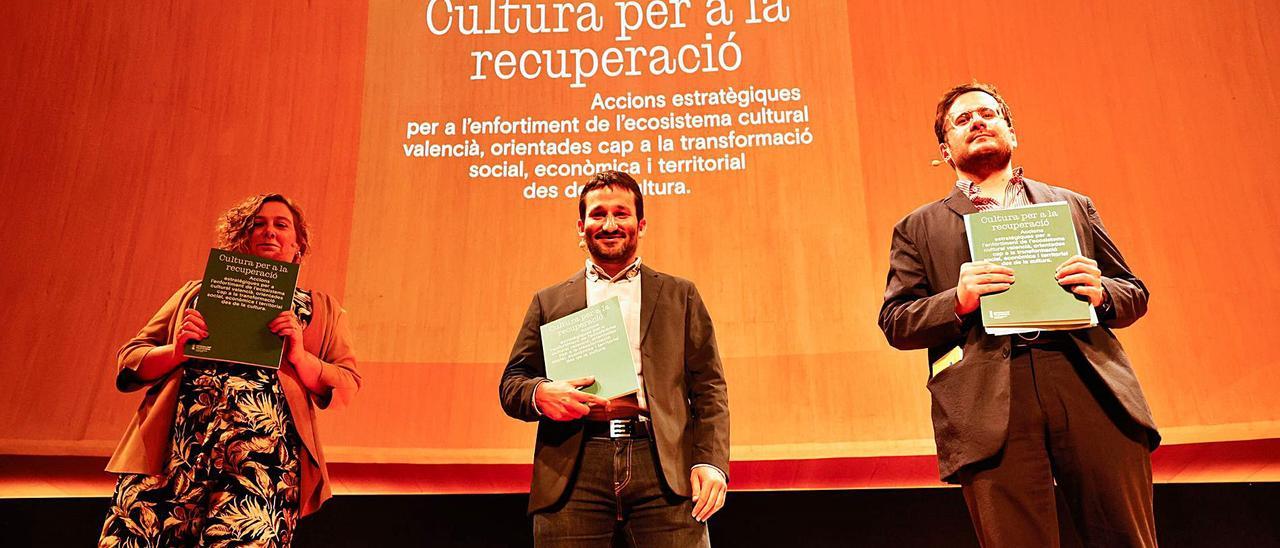 Raquel Tamarit, Vicent Marzà y Ramon Marrades, ayer, en el Palau de les Arts.  | FERNANDO BUSTAMANTE