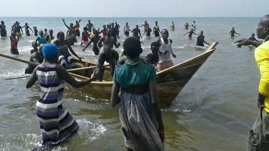 Tragedia en Uganda al hundirse un barco en el que viajaba un equipo de fútbol