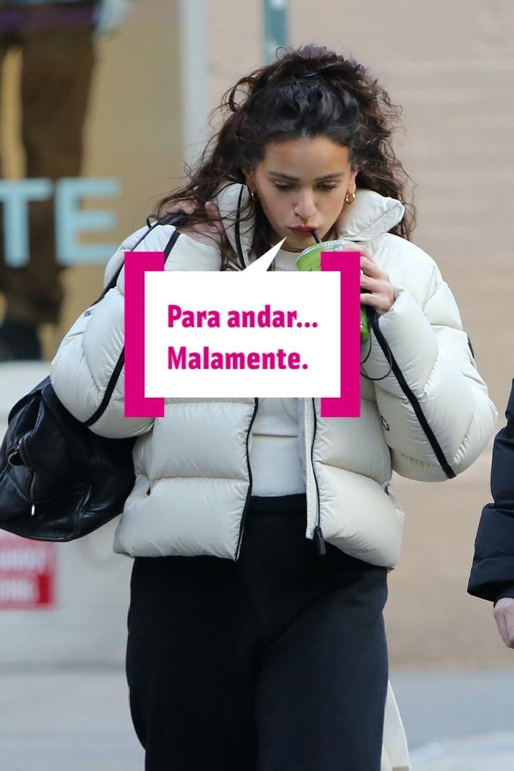 Rosalía andando por la calle