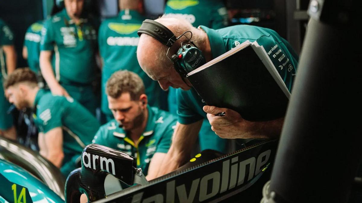 Adrian Newey en el garaje de Aston Martin