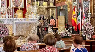 Comienza el besamanos a la Virgen del Carmen coronada de San Cayetano
