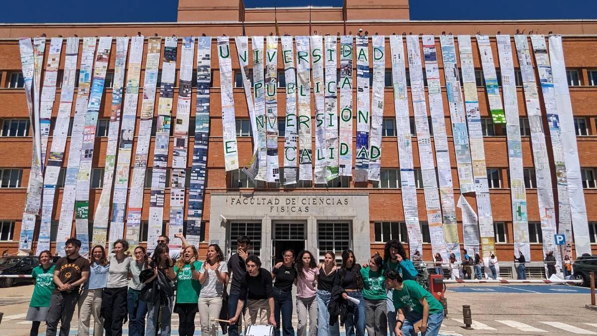 Profesores de la Complutense han cubierto la fachada de la Facultad de Ciencias Físicas con un gran mural, confeccionado con más de 500 pósteres de investigación presentados en congresos.
