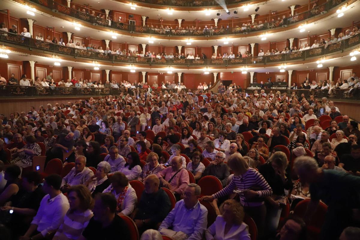 Víctor Manuel llena el Gran Teatro Víctor Manuel llena el Gran Teatro