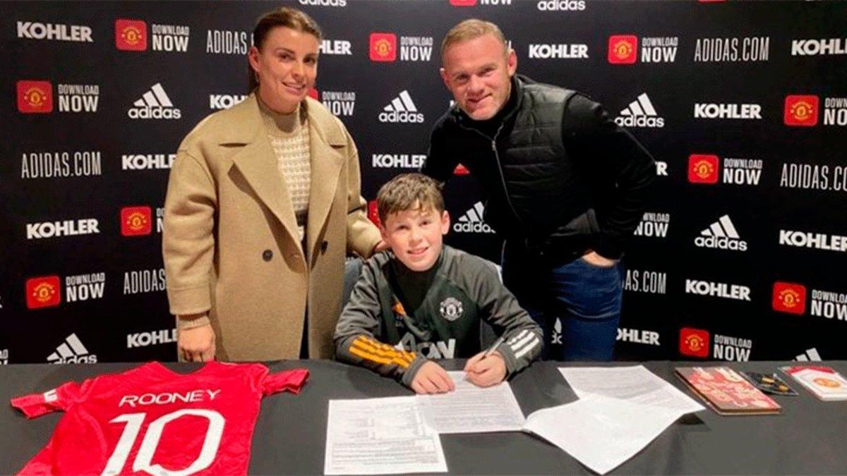 Wayne Rooney, junto a su esposa y su hijo Kai, nuevo jugador del Manchester United