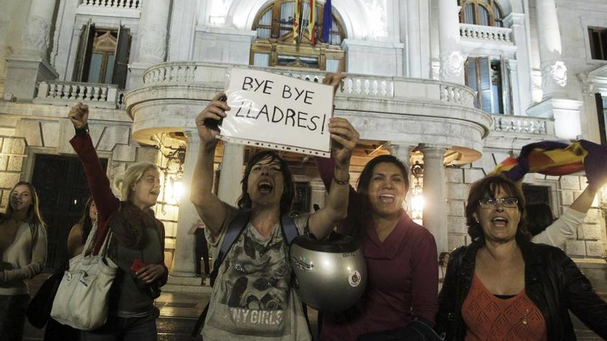 Concentración de la &#039;Despe-Rita&#039; la noche electoral en la plaza del Ayuntamiento de Valencia.