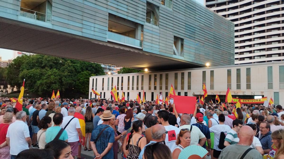 Benidorm reúne a más de 5.000 personas en defensa de Ceuta y contra Pedro Sánchez