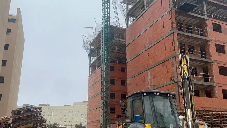 Grave accidente en Cáceres con un herido al desplomarse la pared de un edificio en construcción: la lluvia y el viento se barajan como causa