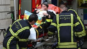 Los servicios de emergencia trasladan a los heridos hasta el hospital más cercano, tras la explosión en una calle relativamente céntrica de Lyon (515.000 habitantes), en el corazón de Francia.
