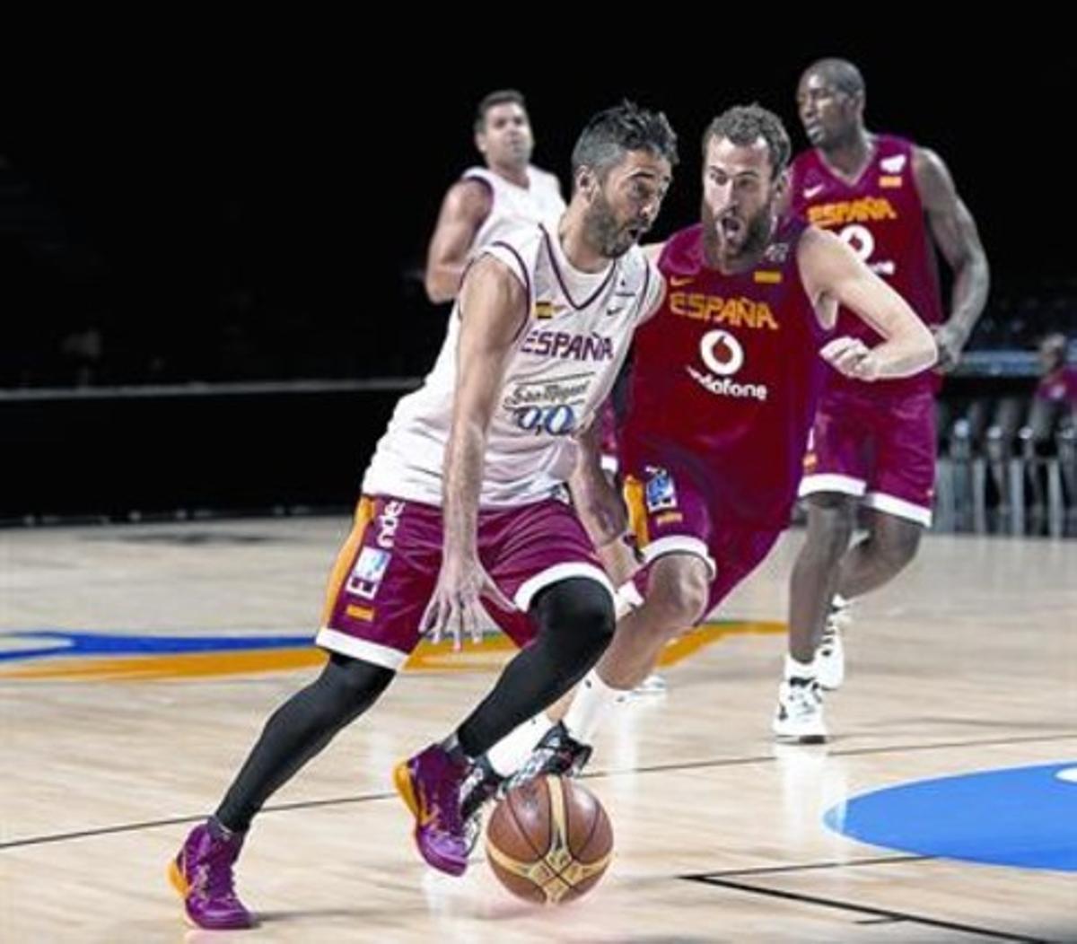 Navarro pugna amb Rodríguez en un entrenament, amb Ibaka i Reyes al fons.