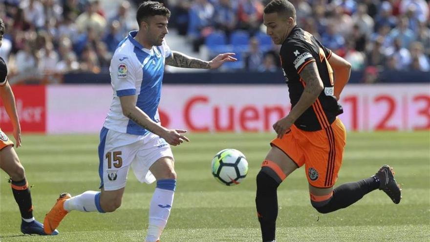 Un Rodrigo en racha desatasca al Valencia en Butarque