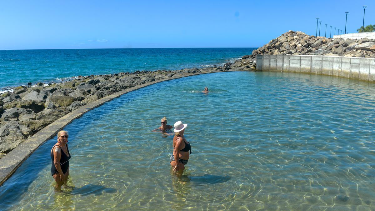 Piscina de la renovada playa de El Perchel.