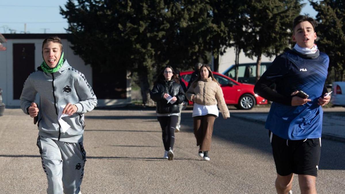 Andando o corriendo, estudiantes de todas las etapas participaron en esta carrera solidaria. | Ana Burrieza