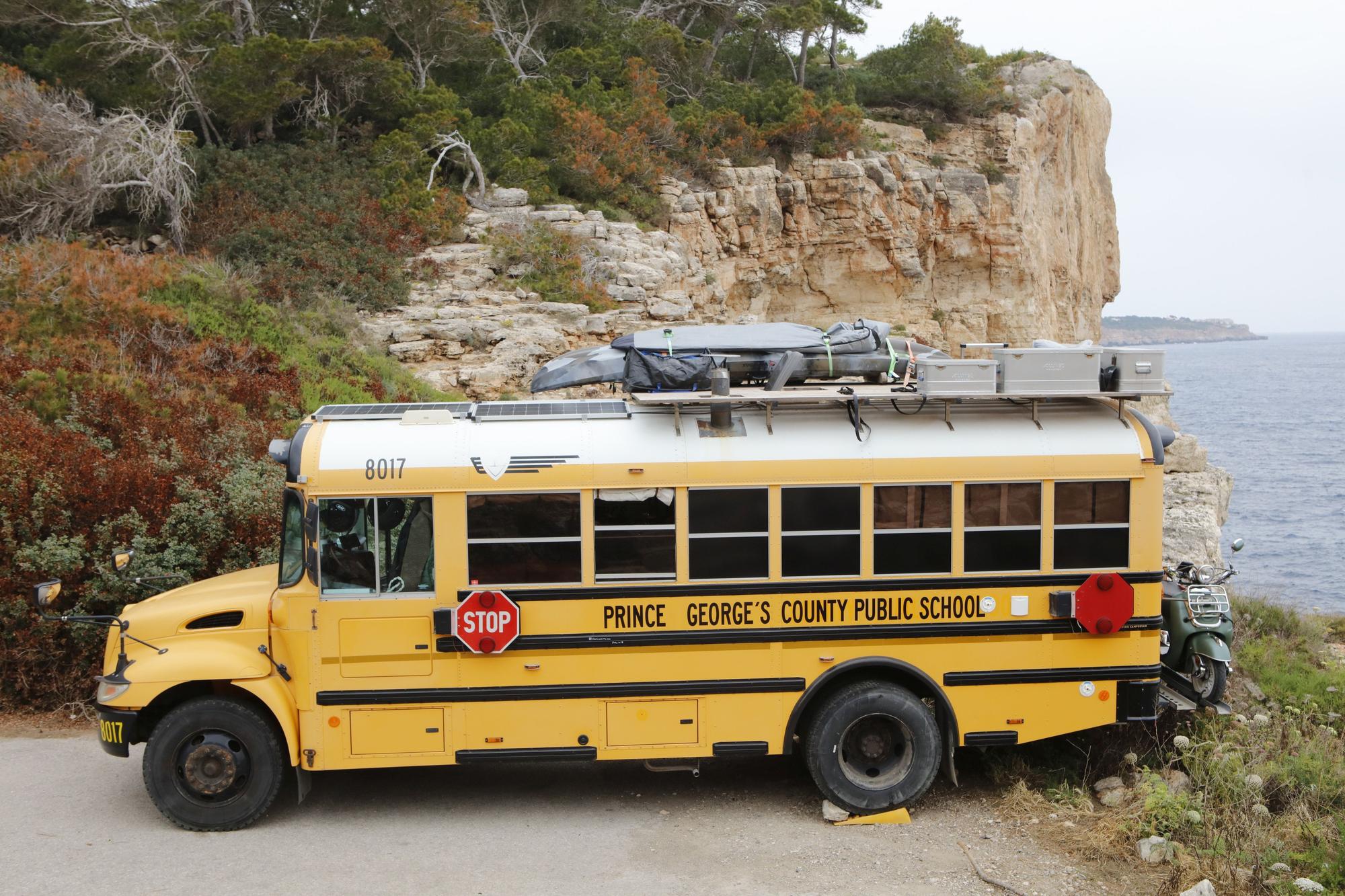 MIt einem zum Wohnwagen umgebauten Schulbus unterwegs auf Mallorca