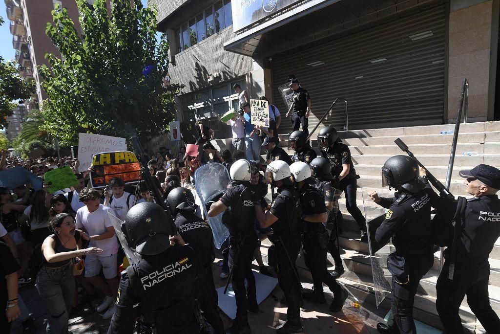 Todas las imágenes de la protesta por la Ebau y las cargas policiales junto a la Consejería de Educación