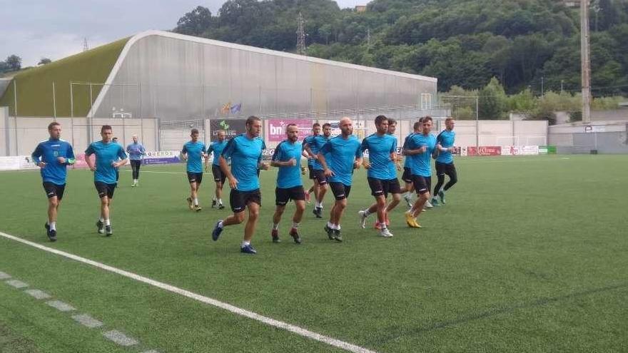 Cervero, a la izquierda, en el entrenamiento de ayer del Langreo en Ganzábal.