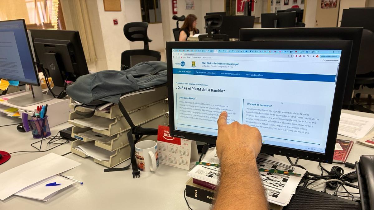 Un usuario observa la web del PBOM de La Rambla.