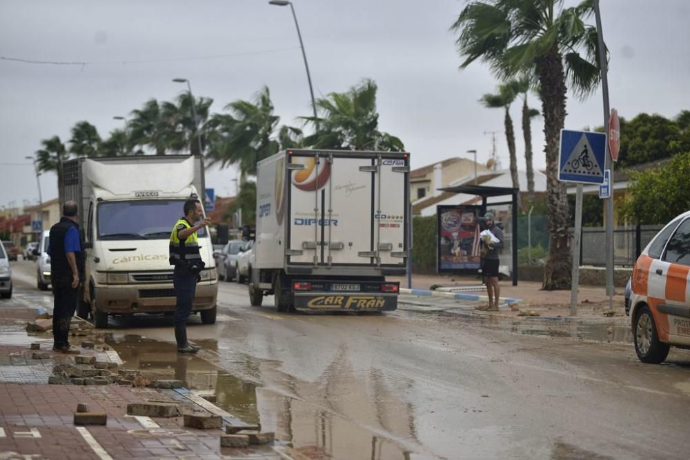 Los vecinos tratan de limpiar sus casas y las calles