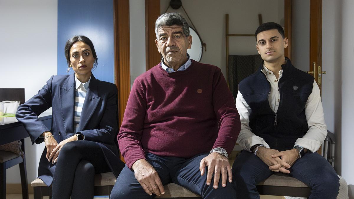 Ángel Tawfik acompañado por dos de sus cuatro hijos, María y Ángel, en el salón de su casa en la capital extremeña.