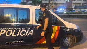 Archivo - Agentes de la Policía Nacional, en Palma, junto a un vehículo policial.