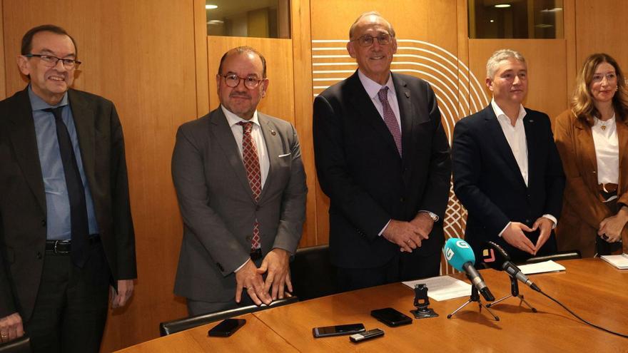 José Alberto Díez, Antonio López, Manuel Reigosa, Ricardo Cao y Carmen Balboa, ayer, en el despacho del rector vigués. | |