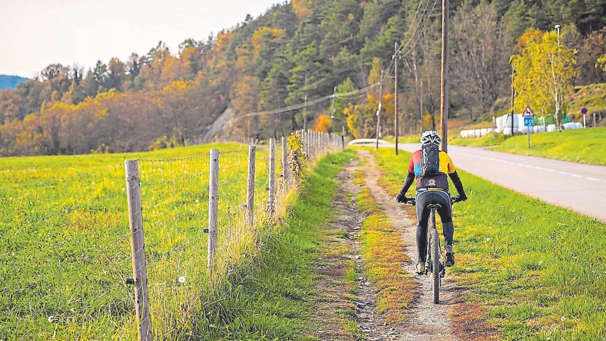 Un ciclista pedala per una de les rutes que proposa la comarca del Ripollès...